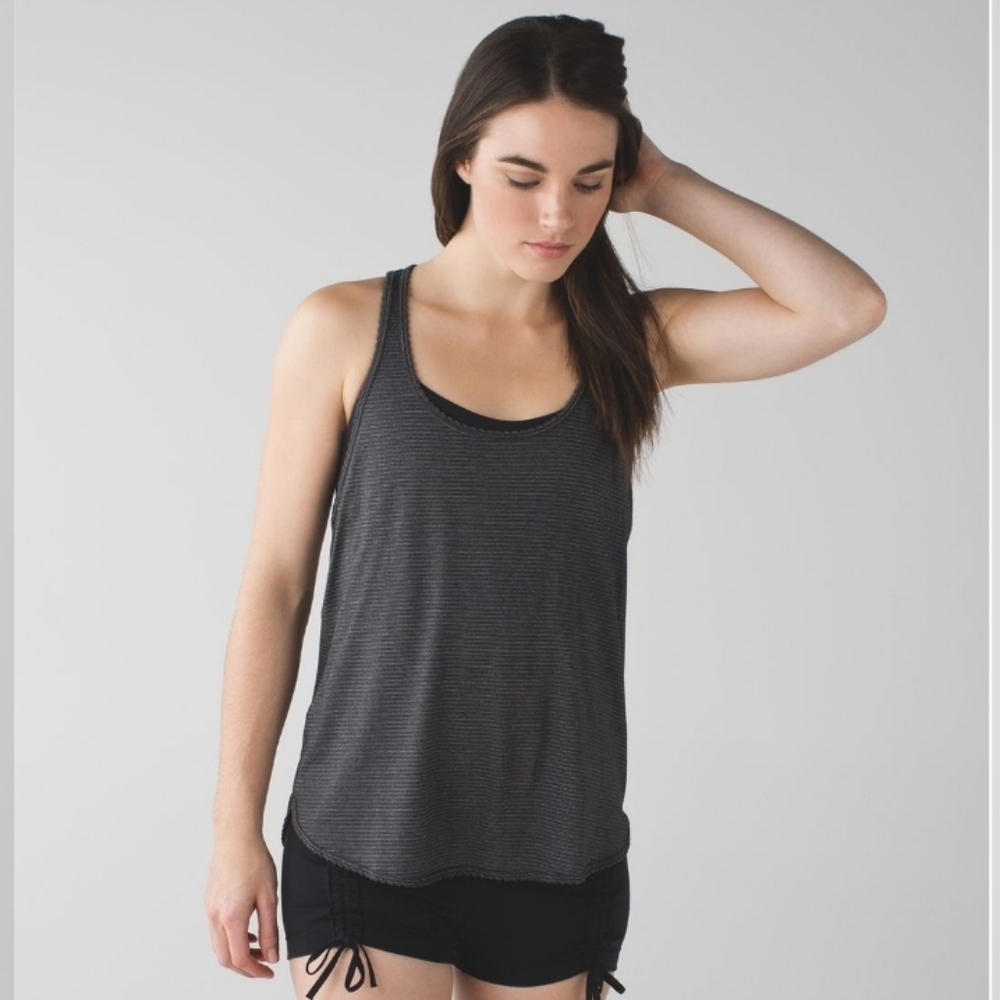 Lululemon 105 F Singlet Tank Top. Grey, Silver Striped. Scalloped Edges. Size 10